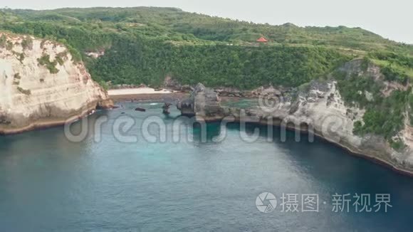 鸟瞰印尼巴厘岛阿图海滩努沙佩尼达岛绿色热带海岸.. 清澈湛蓝的海浪