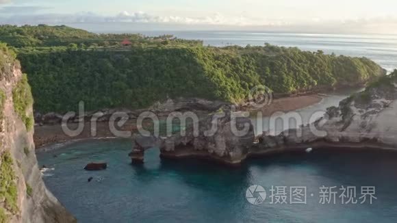 鸟瞰印尼巴厘岛阿图海滩努沙佩尼达岛绿色热带海岸.. 清澈湛蓝的海浪