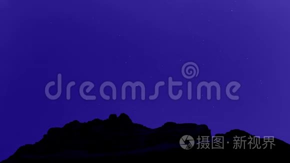 群山夜空中移动的星星的时间点