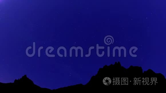 群山夜空中移动的星星的时间点