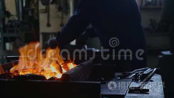 铁匠用铁挡住火