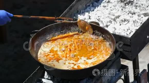 街头美食场上一大桶汤