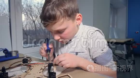 一个年轻的孩子正在焊接他的现代飞行装置