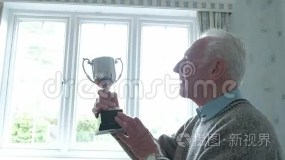 老人在清洗他的奖杯视频