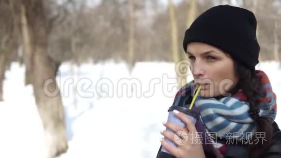 冬天在街上喝咖啡的冻女孩视频