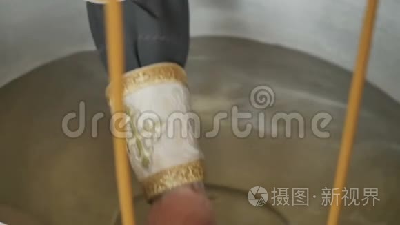 神父用字体划水视频