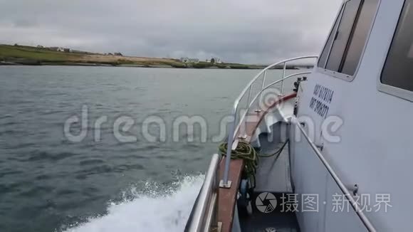 乘船沿着爱尔兰海岸线航行视频