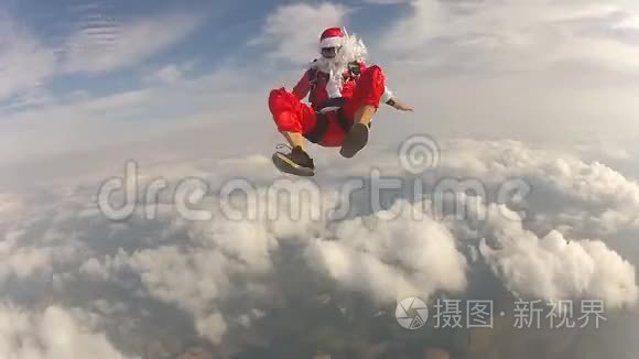 跳伞圣诞老人视频