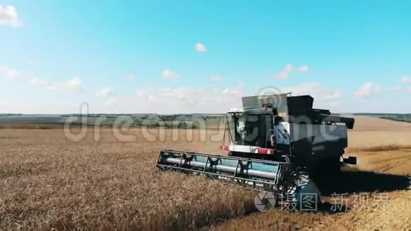 农业机器收割庄稼视频