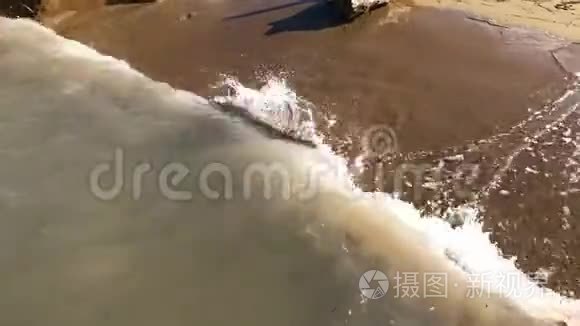 在沙滩上的海浪中漂浮着光束视频