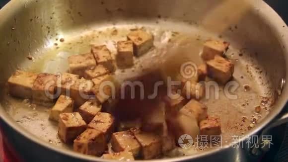 豆腐炒锅炒菜