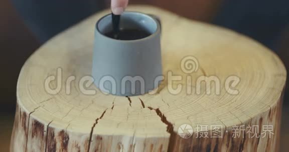 男人搅拌热咖啡视频
