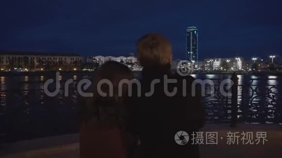 一对看旅游城市风景的夫妇。 夫妇享受城市码头景观，后景。 快乐的时髦夫妇