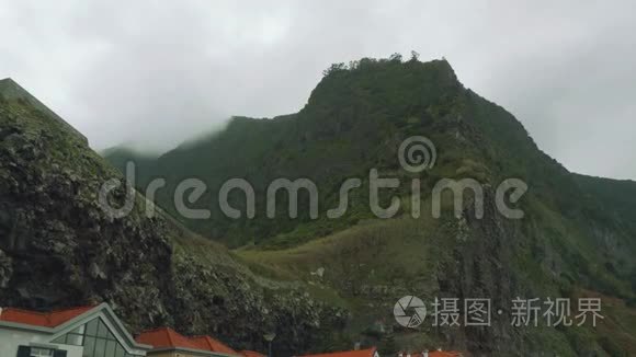 马德拉岛北岸的群山上挂着云视频