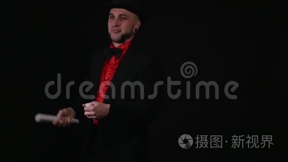 魔术师用纸和扇子表演魔术视频