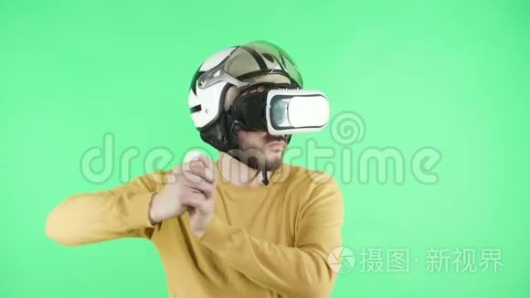 玩虚拟现实耳机和头盔的人