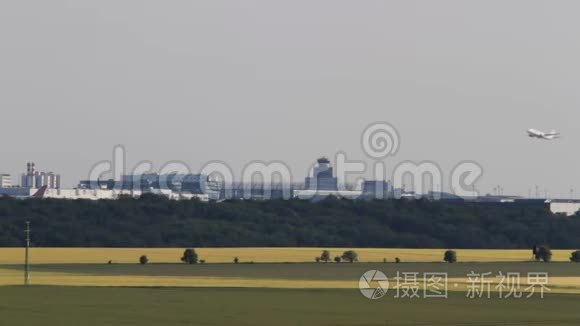 从布拉格机场起飞的客机视频