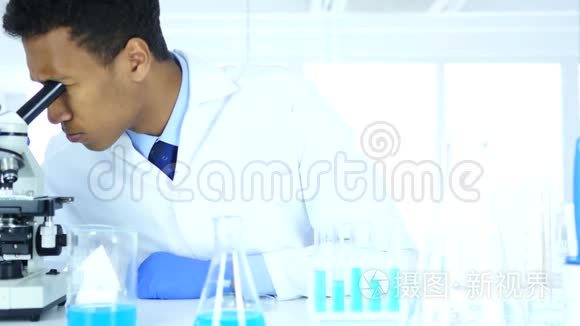 科学家在实验室观察玻璃和显微镜的反应