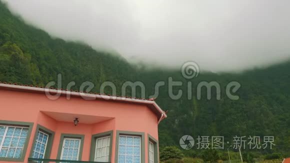 马德拉岛北岸的群山上挂着云视频