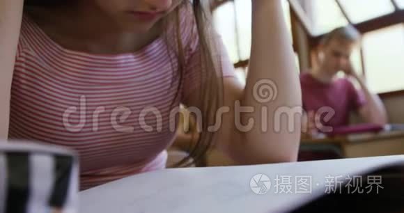 学校教室里的青少年