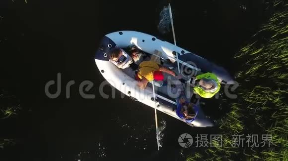 鸟瞰：无人机与年轻的朋友结伴从船上飞走.. 高清慢镜头