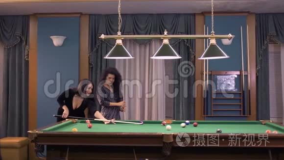 两个穿黑色衣服的女人玩台球视频