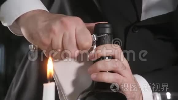 用开瓶器打开瓶子。红酒倒进餐厅背景的酒瓶。与氧气混合