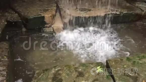 山涧中的水流视频