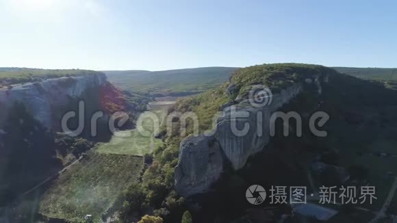 山谷农场树木种植的俯视图。 中枪。 峡谷中两个不同山谷顶部的全景