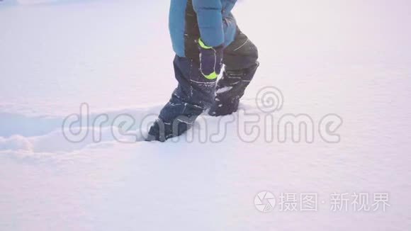 双脚特写镜头穿过深雪。 在新鲜空气中行走