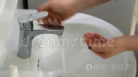 女医生洗手视频