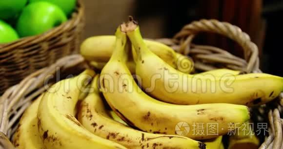 篮子里的香蕉特写