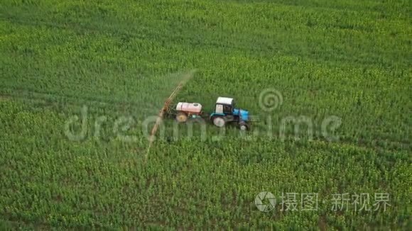 拖拉机的空中视野处理农田上的农业植物