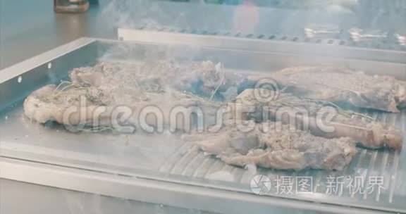 烤架上有牛肉牛排视频