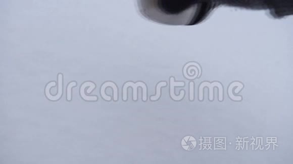 男人把热水瓶里的茶倒进杯子里视频