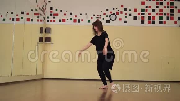 有魅力的女孩在舞蹈室里表演现代舞。 起重机