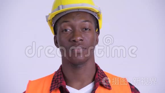 年轻快乐的非洲建筑工人的笑脸视频