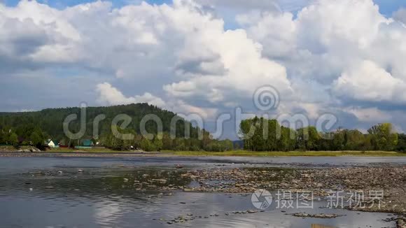 夏季景观河流和山景的背景天空视频