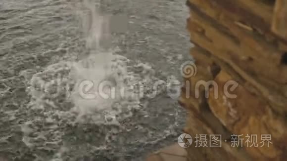 城市公园人工池塘中的浮水视频