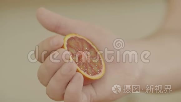 厨师抓着新鲜多汁的葡萄柚视频