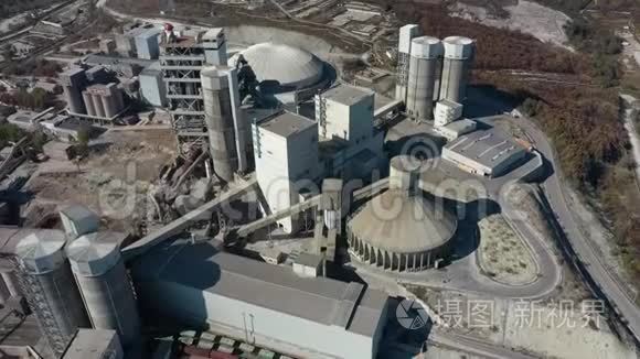 乡村大型工业水泥厂的鸟瞰图视频