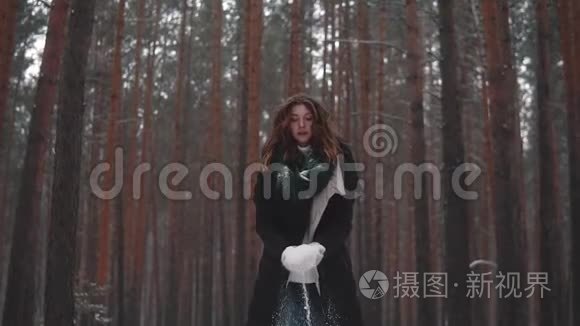 红发女孩把雪扔上去笑了.. 慢动作