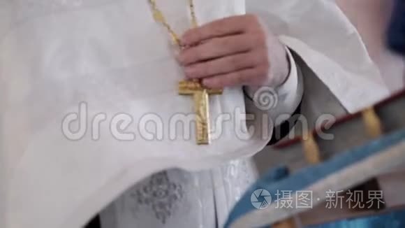 牧师在教堂用十字架祈祷视频