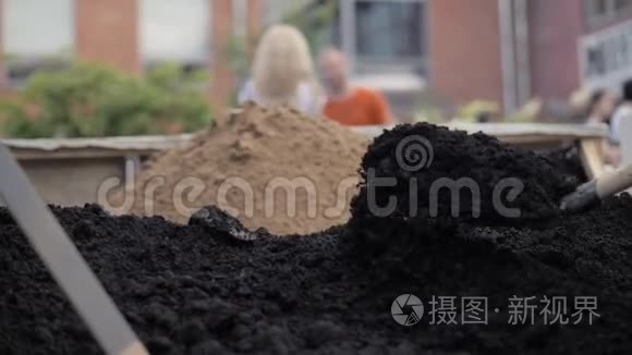 男性手用铲子缓慢地挖土