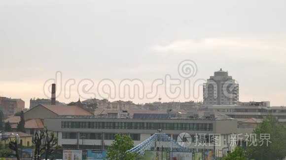 黑暗风暴云的时间流逝，白天到夜晚，在无法识别的城市背景下。