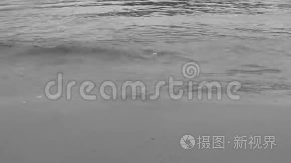 把河水的波浪卷到沙滩上视频