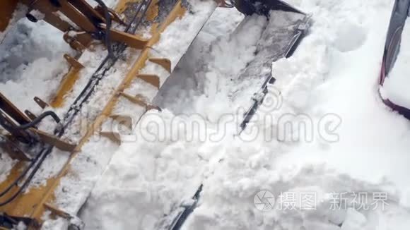 拖拉机把路上的雪清除了视频