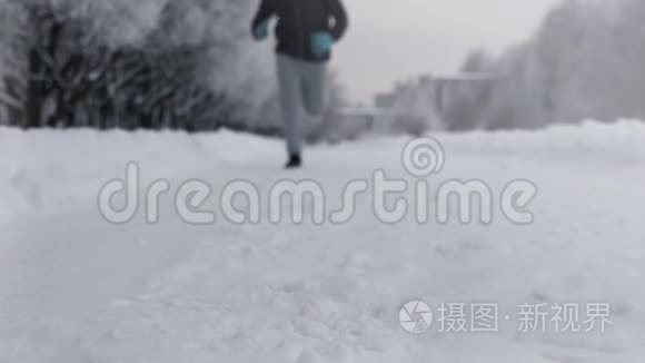 冬天，人们在公园的雪道上奔跑