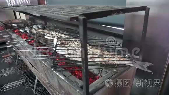 有经验的厨师烤美味的鱼视频