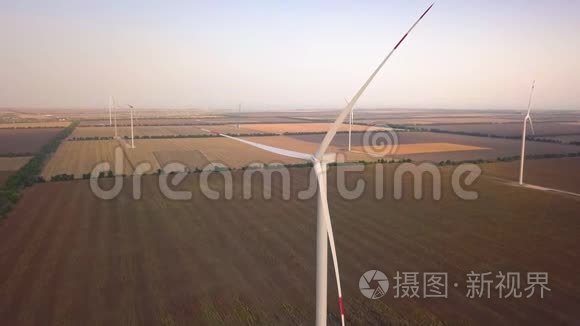 空中观景风力涡轮机，风力场上的风车。 可持续发展，可再生能源